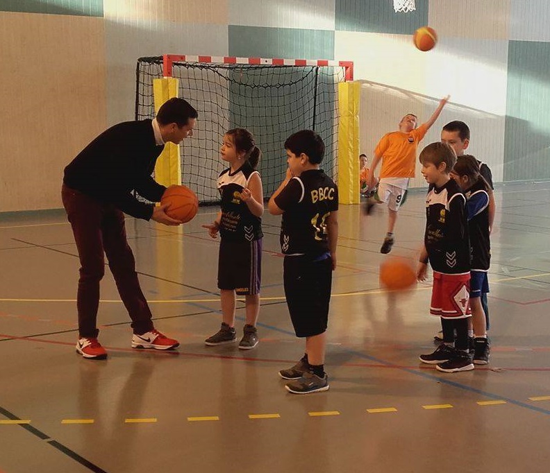 Jérémie (Président du B.B.C.C.) et les jeunes pousses du club.