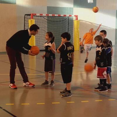 Jérémie (Président du B.B.C.C.) et les jeunes pousses du club.