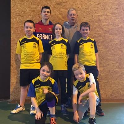 L'équipe des Mini-Poussins et leurs coachs.