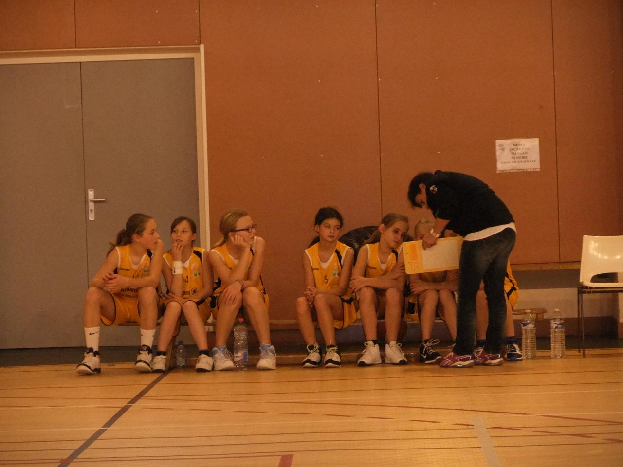 Les Benjamines et leur coach.