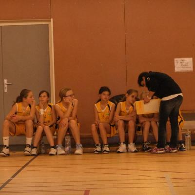 Les Benjamines et leur coach.