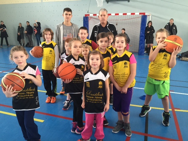 Les enfants de l'école de Basket avec leurs entraîneurs.