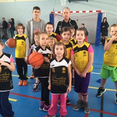 Les enfants de l'école de Basket avec leurs entraîneurs.