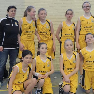 Équipe Benjamines et leur coach Valérie HALEINE