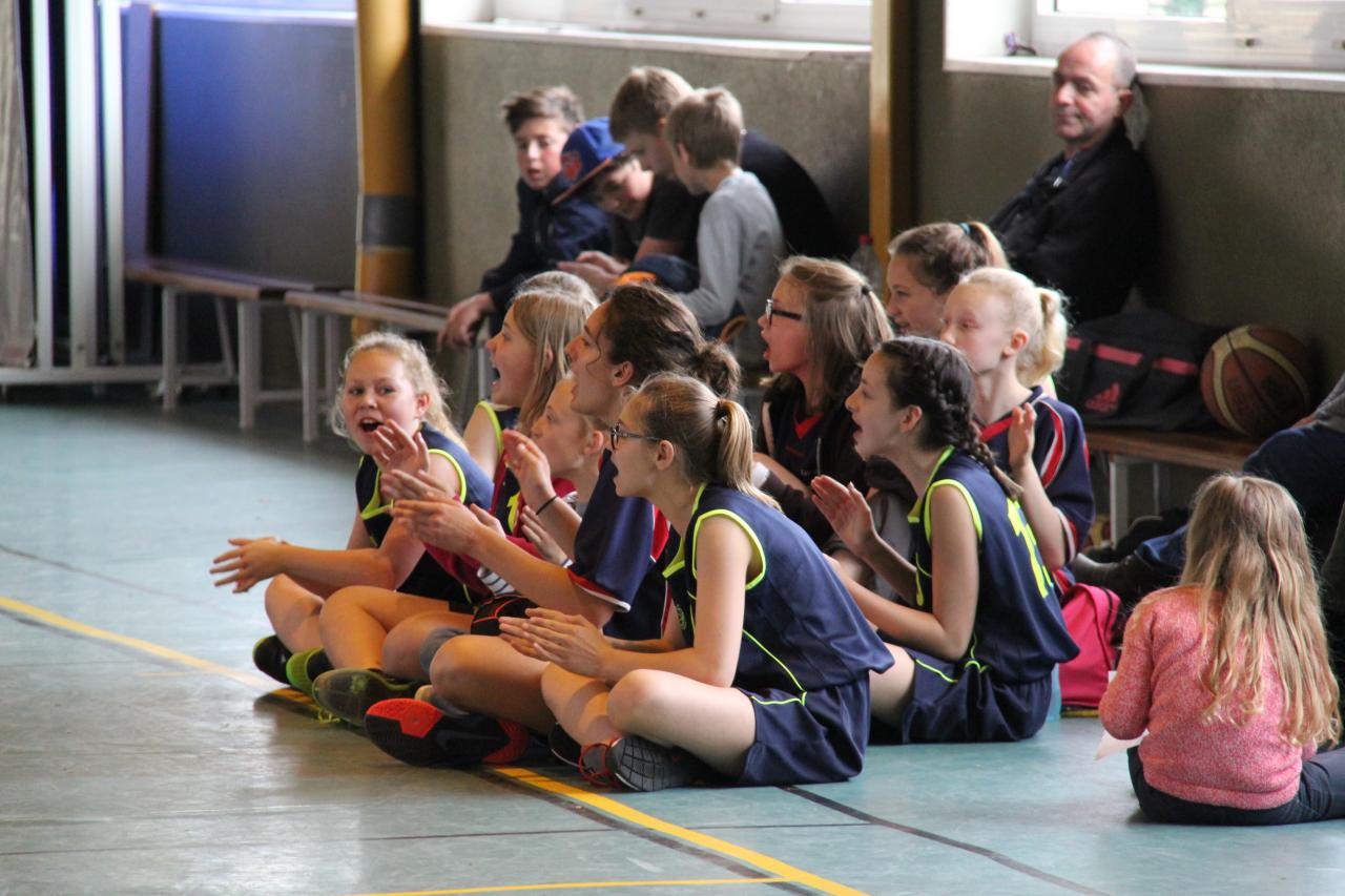 Les joueuses de Villers-Bretonneux spectatrices de la petite finale.