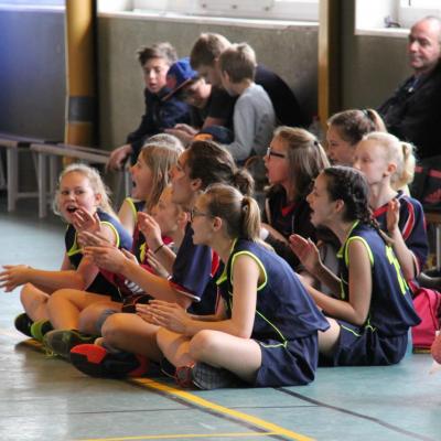 Les joueuses de Villers-Bretonneux spectatrices de la petite finale.