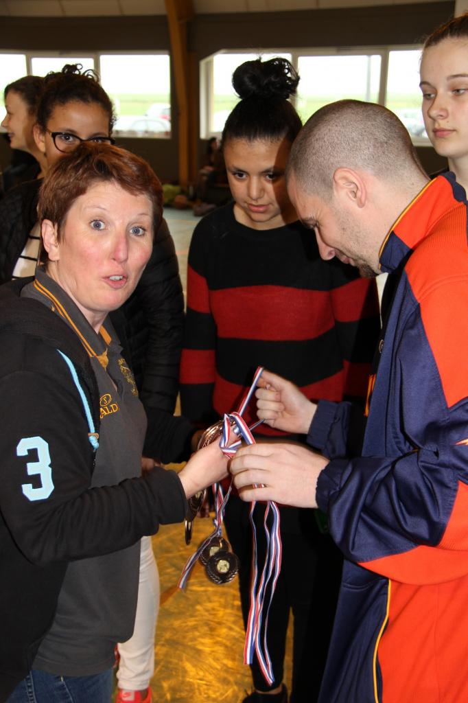 Remise de sa médaille au coach et Président de la MABB.