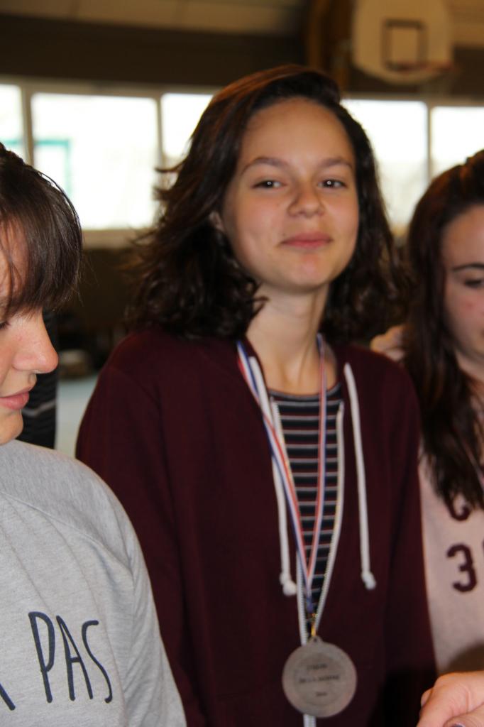 Remise des médailles aux joueuses de l'USB.