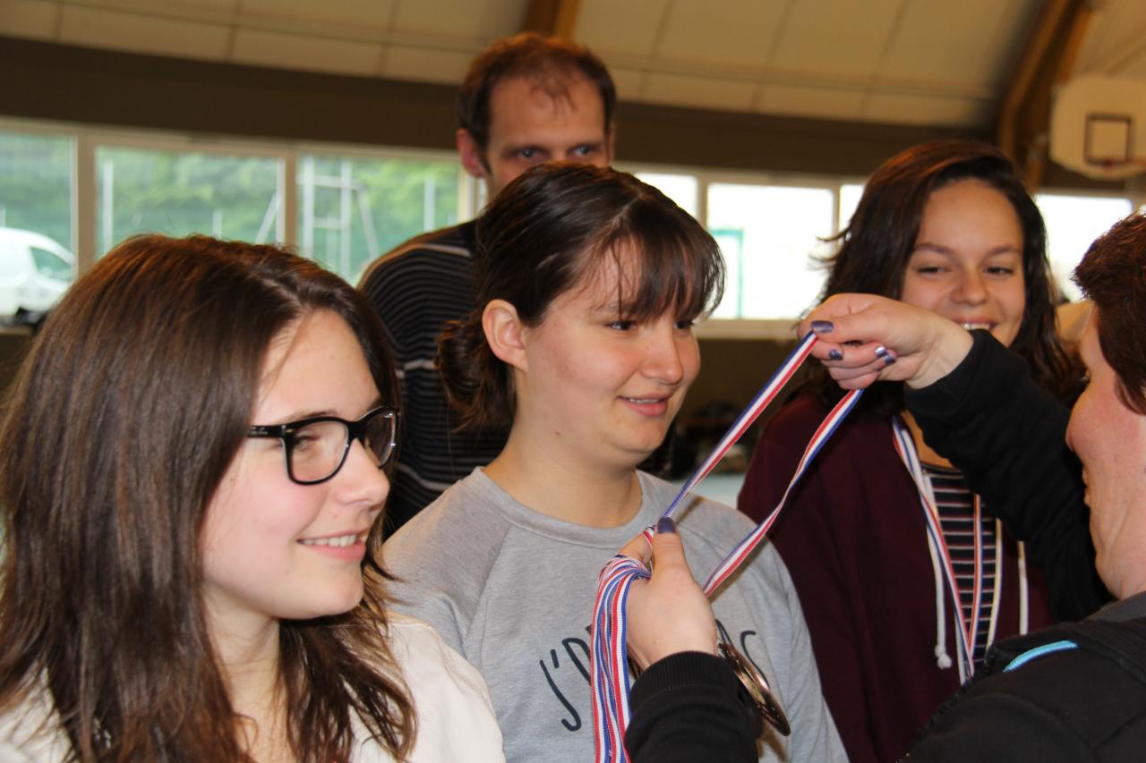 Remise des médailles aux joueuses de l'USB.