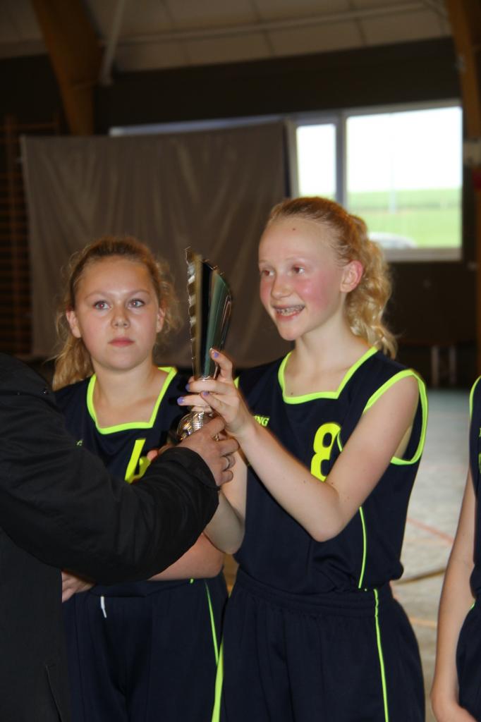 Remise du trophée pour la seconde place aux joueuses du BBVB.