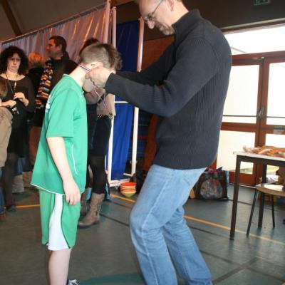 Remise des médailles aux jeunes participants.