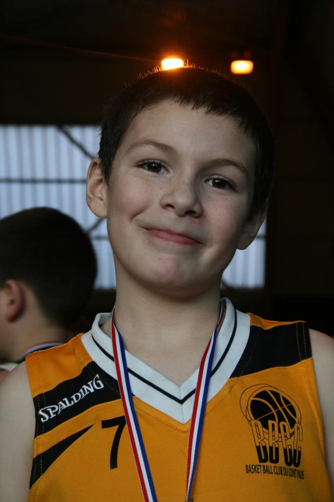 Première année de basket pour Liam et première médaille.