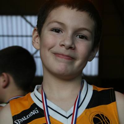 Première année de basket pour Liam et première médaille.