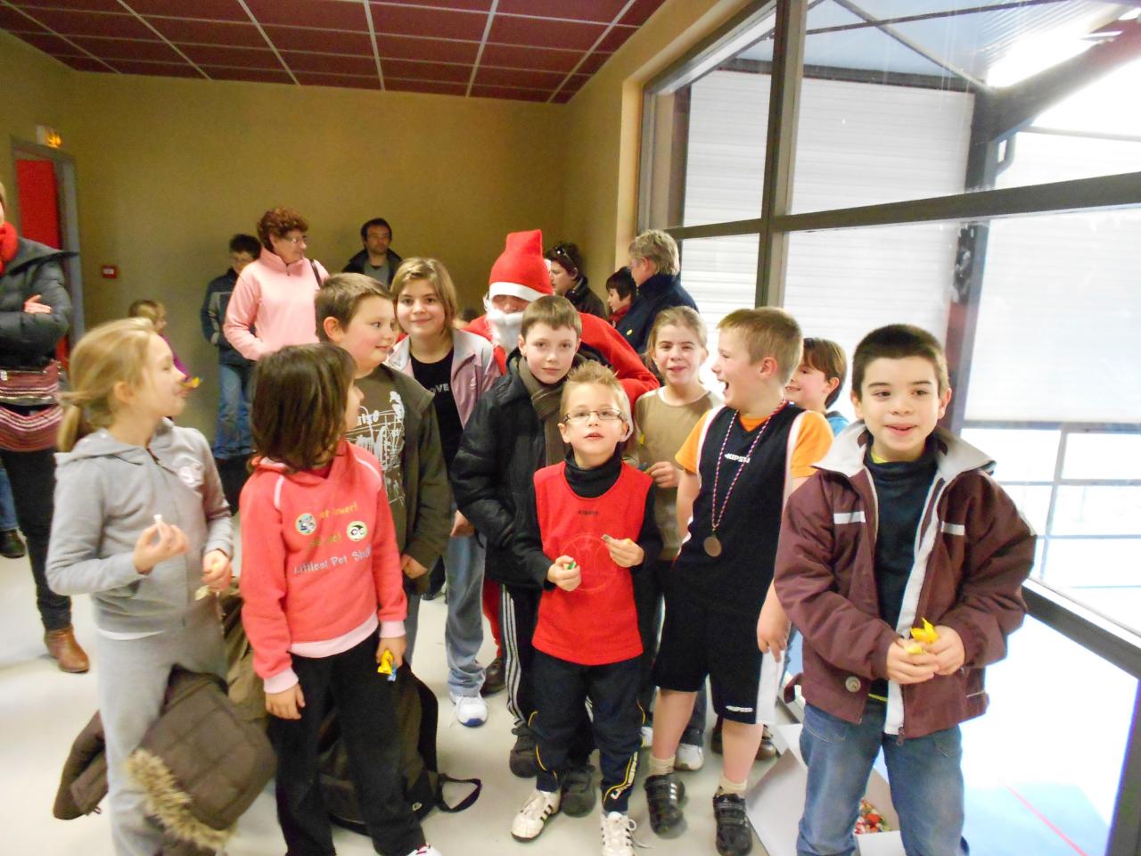 Les enfants du club autour du Père Noël