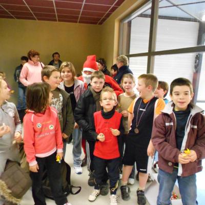 Les enfants du club autour du Père Noël