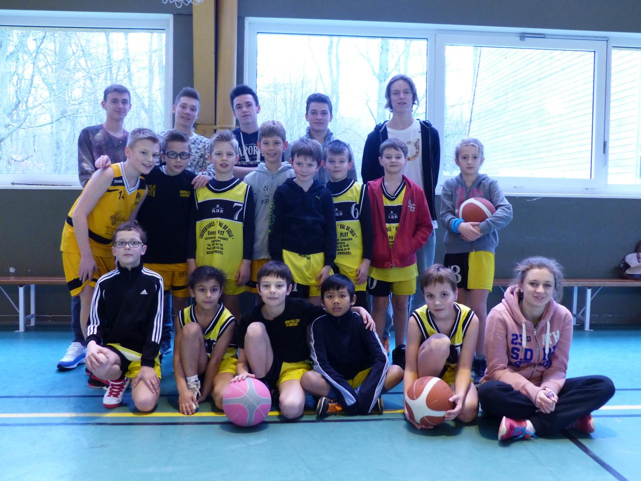 Tous les jeunes du club, joueurs et arbitres, réunis.